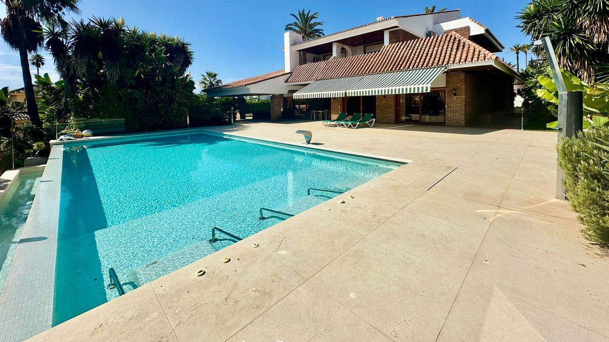 7 Bedroom Detached Villa in Nueva Andalucía