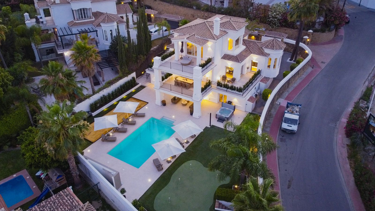 6 Bedroom Detached Villa in Nueva Andalucía