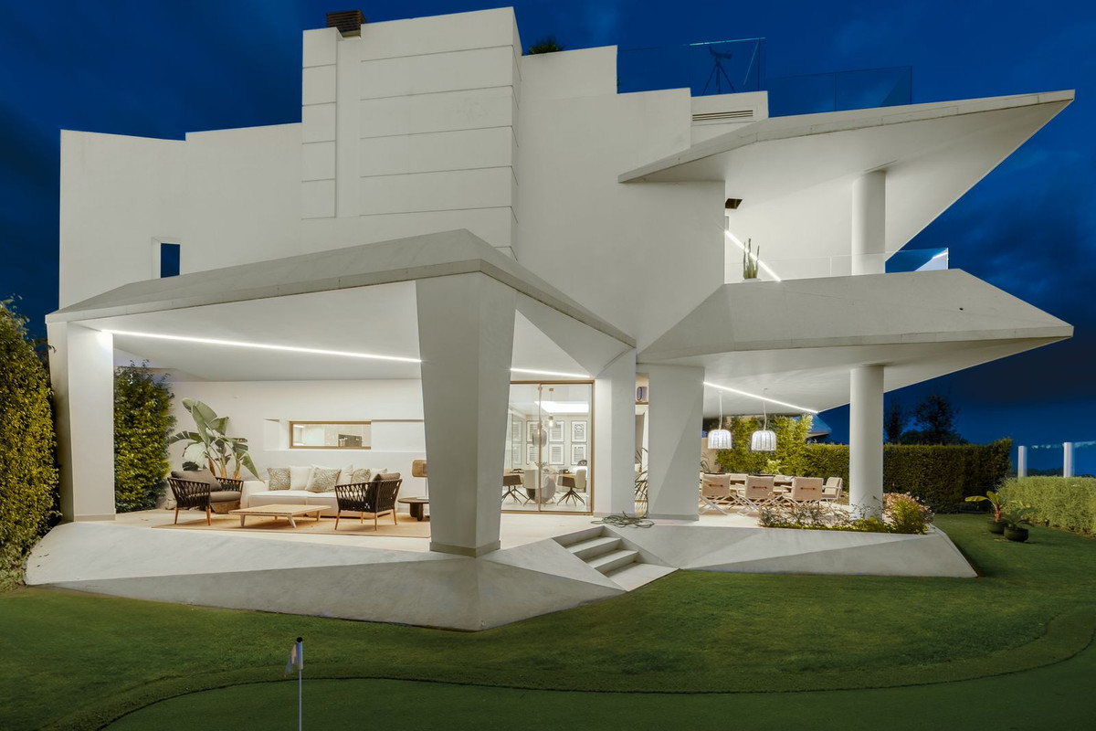 4 Bedroom Semi-Detached House in Nueva Andalucía