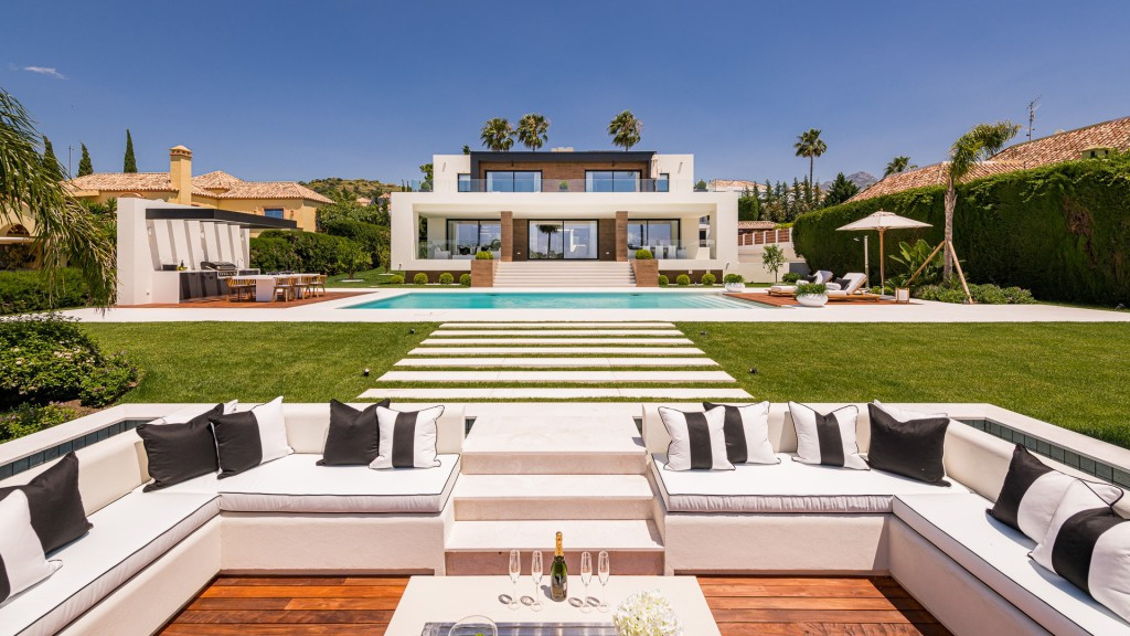 7 Bedroom Detached Villa in Nueva Andalucía