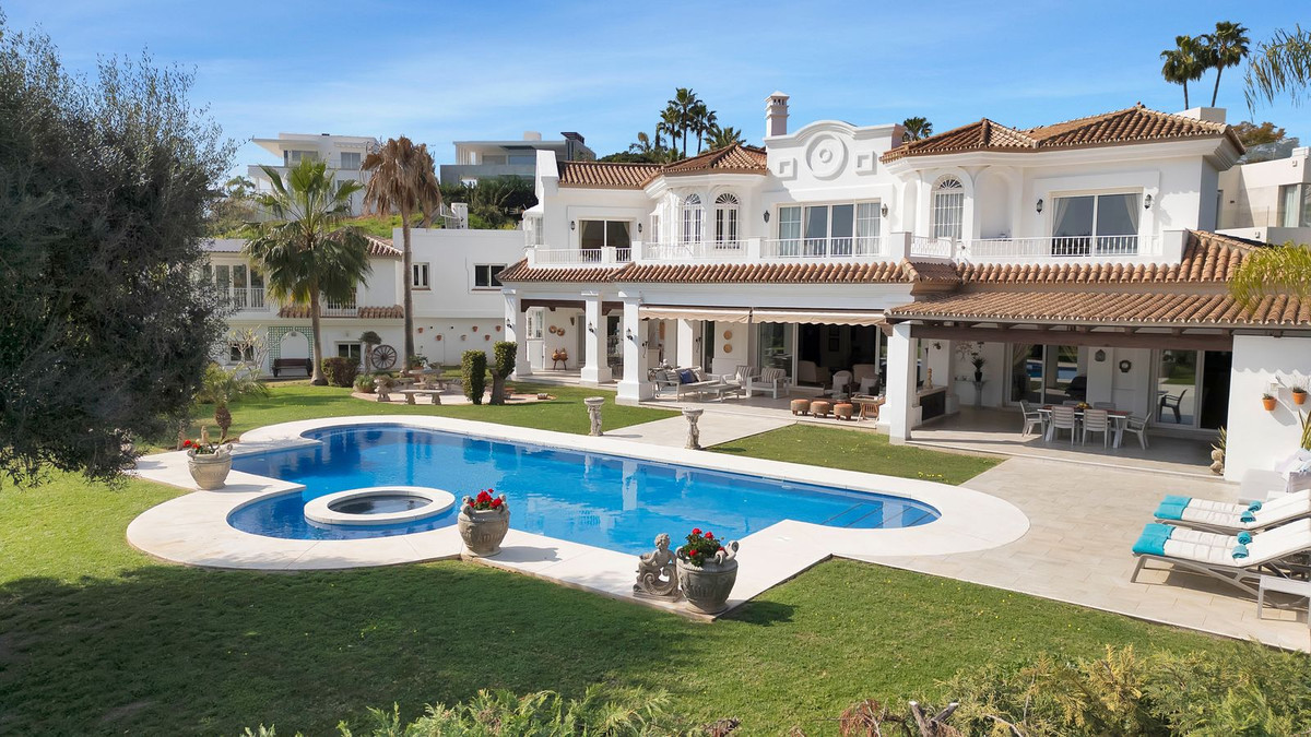 7 Bedroom Detached Villa in Nueva Andalucía