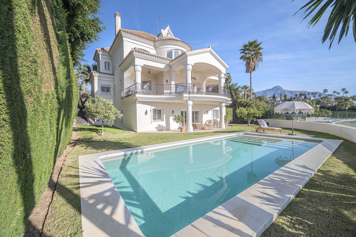 7 Bedroom Detached Villa in Nueva Andalucía