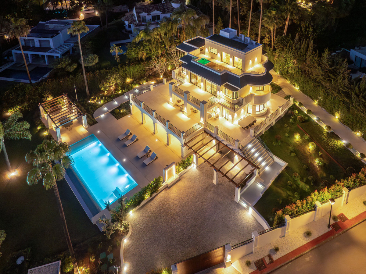 6 Bedroom Detached Villa in Nueva Andalucía
