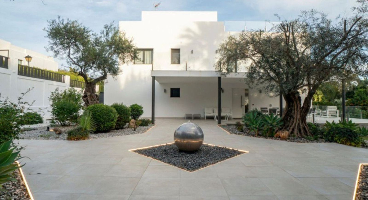 5 Bedroom Detached Villa in Nueva Andalucía